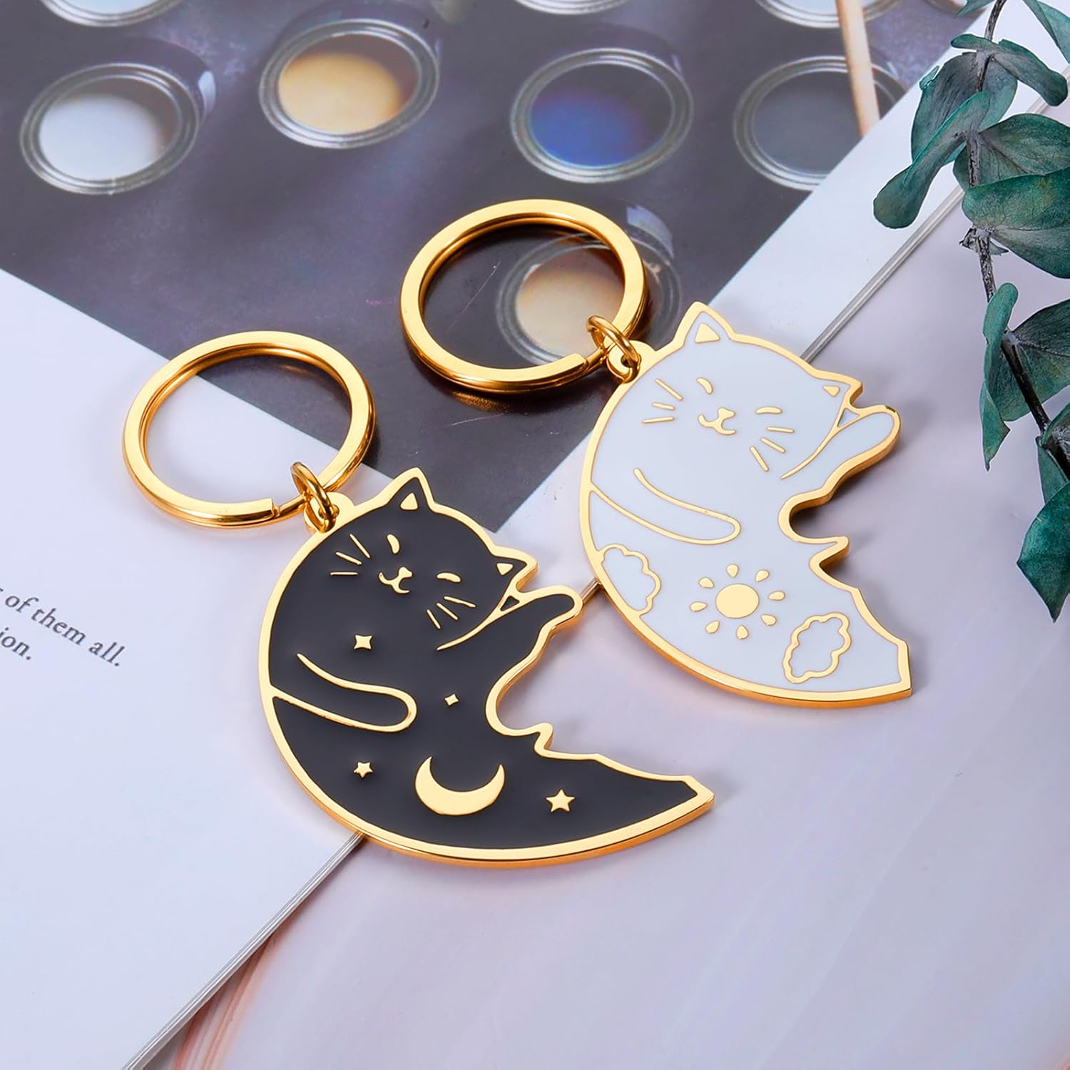 Cat Keychain, White + Gold, Modern Style, Unisex Keychain